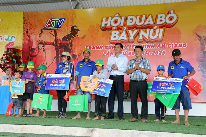 Ban tổ chức trao giải cho các 