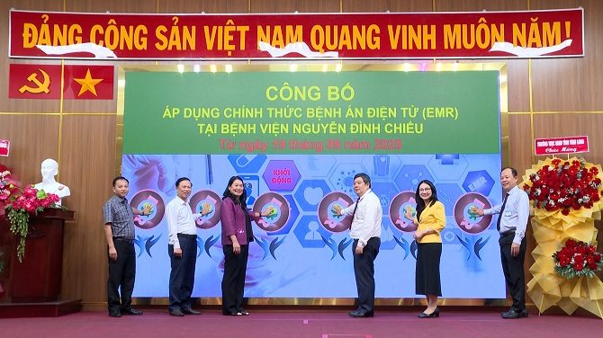+ảnh 1: Bệnh viện Nguyễn Đình Chiểu (tỉnh Vĩnh Long) tổ chức lễ công bố triển khai bệnh án điện tử.