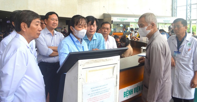 +ảnh 2: Giám đốc Sở Y tế tỉnh Vĩnh Long Hồ Thị Thu Hằng (thứ 3 từ phải sang) tại lễ công bố triển khai bệnh án điện tử.