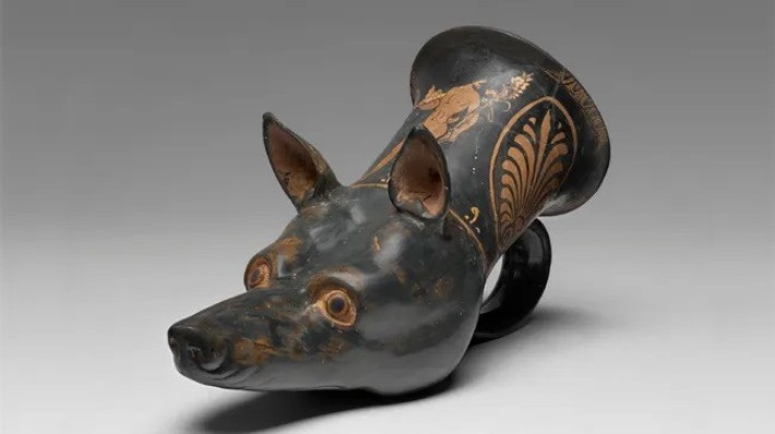 Chiếc bình hình đầu chó săn Spartan.