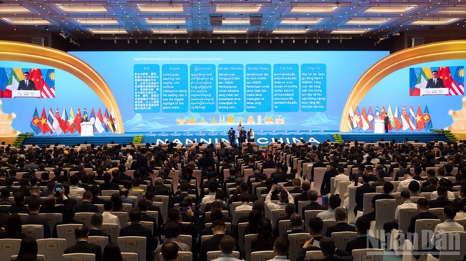 Các phát biểu tại lễ khai mạc được dịch và hiện thị bằng bảy ngôn ngữ trên màn hình lớn