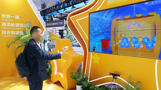 Khách tham quan trải nghiệm công nghệ AI tại Hội chợ CAEXPO 2025