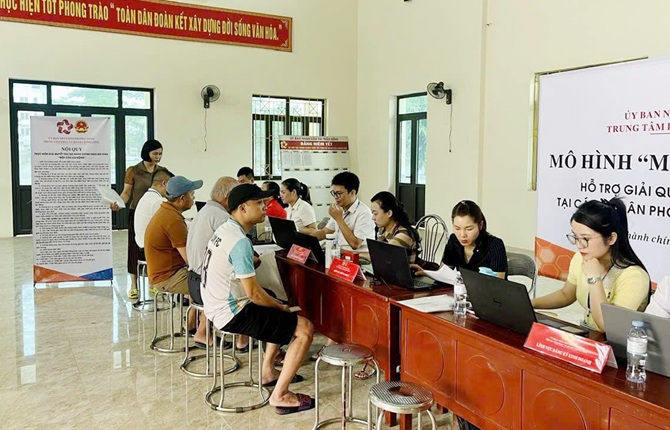 Nhân dân tiếp cận Dịch vụ công trực tuyến thông qua mô hình "Một cửa lưu động" tại phường Nếnh, tỉnh Bắc Ninh