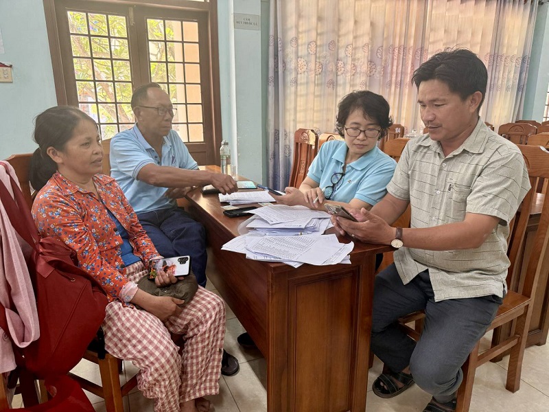 Nhân viên Agribank chi nhánh Quy Nhơn Bình Định hướng dẫn người dân mở tài khoản thanh toán.