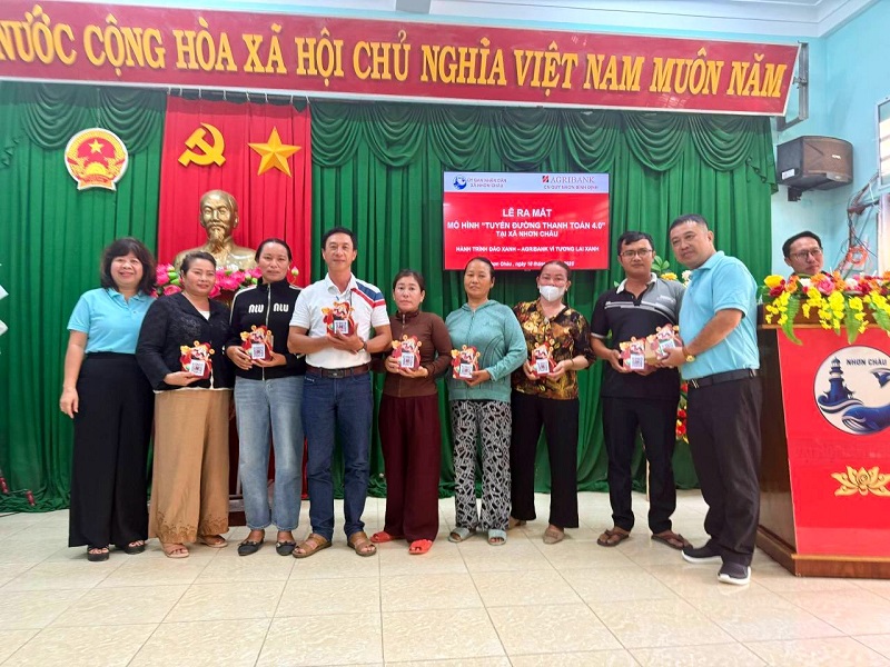 Lãnh đạo Agribank chi nhánh Quy Nhơn Bình Định tặng loa thông báo biến động số dư tài khoản ngân hàng cho các hộ kinh doanh trên đảo Nhơn Châu.