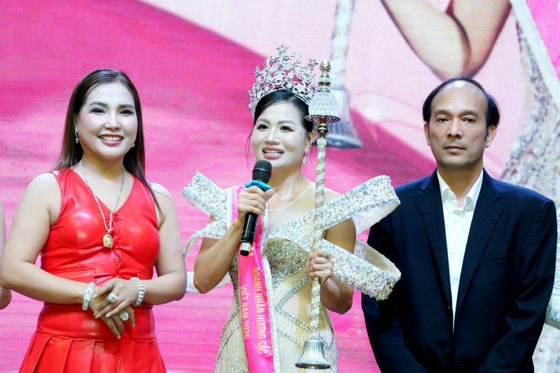 Tân hoa hậu Minh Toán hạnh phúc khi trở về quê hương Ninh Bình.