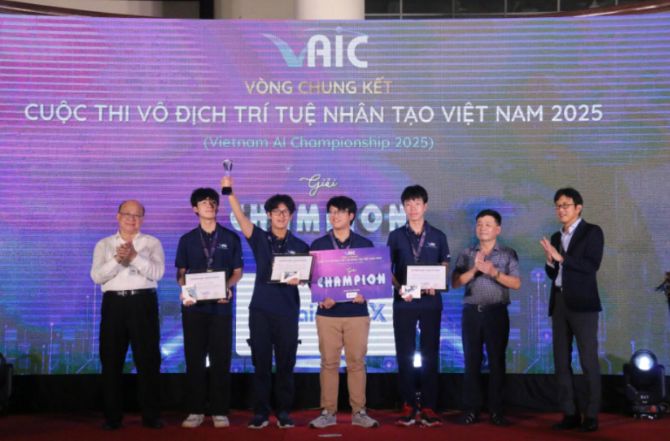 Phạm Nguyễn Đăng Huy, Trần Thuận Hiếu, Nguyễn Đăng Tùng Lâm và Trần Chí Anh nhận giải. Ảnh: Báo Công an nhân dân