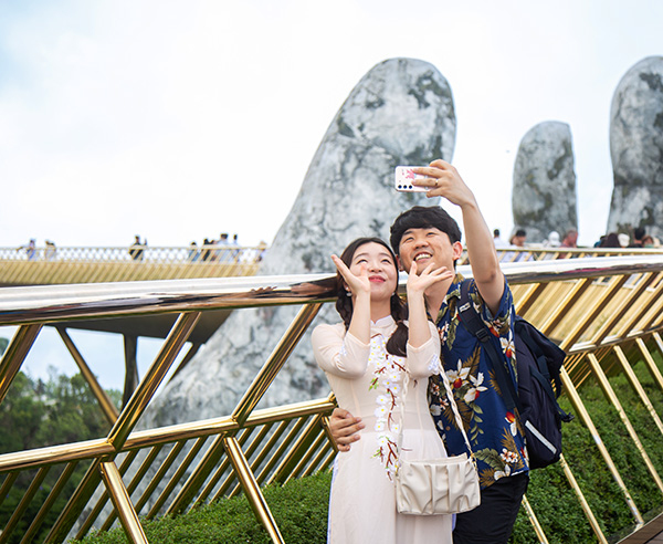 Du khách Hàn Quốc check-in Cầu Vàng nổi tiếng của TP Đà Nẵng.