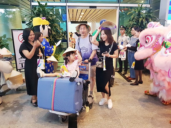 Du khách Trung Quốc đến Đà Nẵng trên đường bay trực tiếp thường kỳ Hồng Kông - Đà Nẵng được mở lại từ tháng 7/20244.