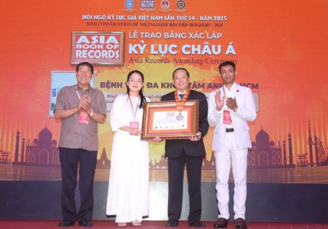 Đại diện Bệnh viện đa khoa Tâm Anh TP. Hồ Chí Minh nhận bằng xác lập Kỷ lục châu Á.