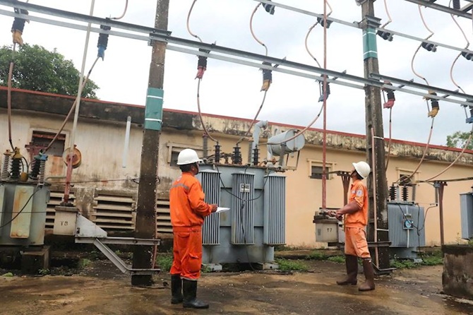 Công nhân EVNHANOI kiểm tra tình trạng vận hành của Trạm biến áp bơm Vân Đình - Một trong những công trình đầu mối tiêu quan trọng của Sông Nhuệ