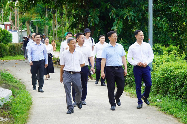 Lãnh đạo thành phố khảo sát tại Làng cổ Phước Tích (phường Phong Dinh). Ảnh: Huế ngày nay.