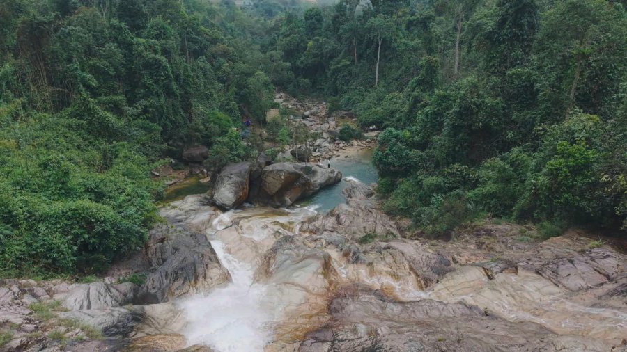 Khung cảnh nguyên sơ bên ngoài động Bàn Bù