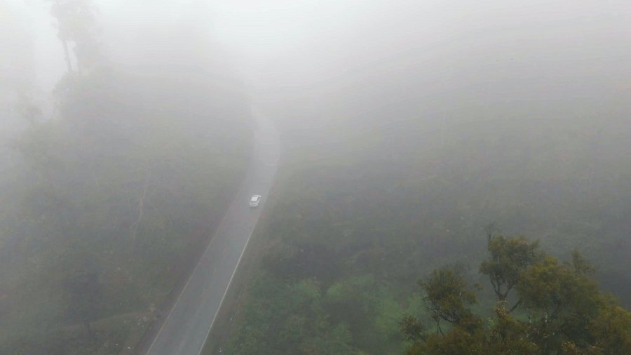 Cung đường núi phủ ngập sương mù ở Mộc Châu, Sơn La