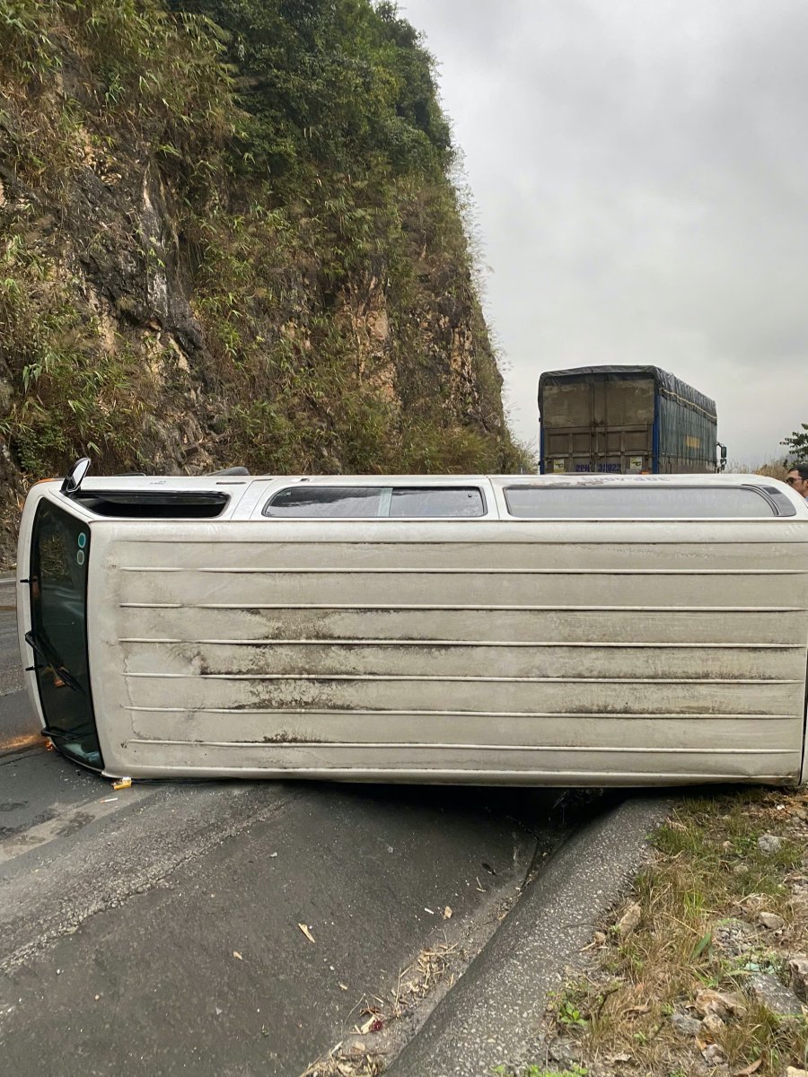 Xe đoàn phim bị lật trên đường vào rừng già ở Mộc Châu