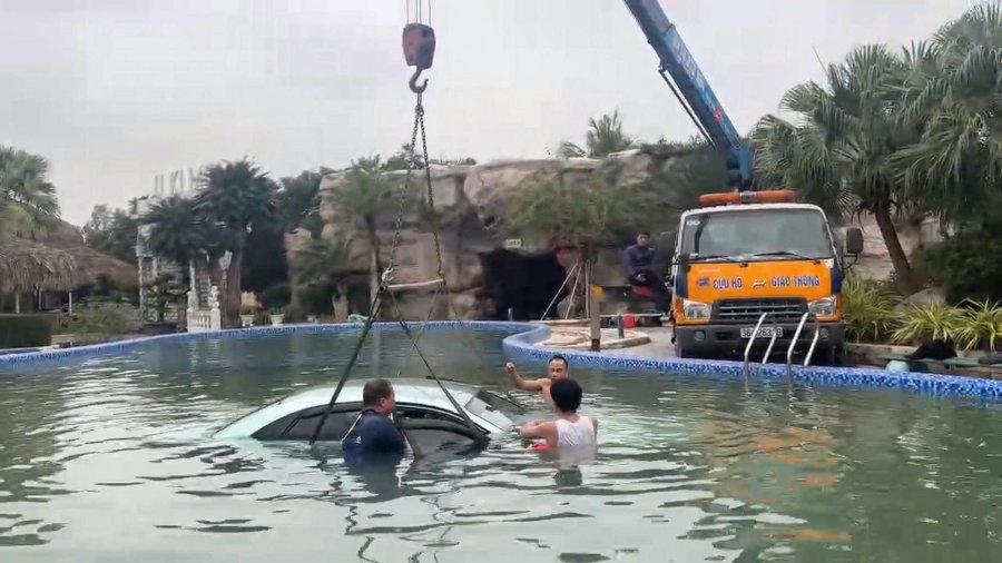 Đoàn phim thả xe hơi xuống hồ nước cho cảnh quay xe chìm