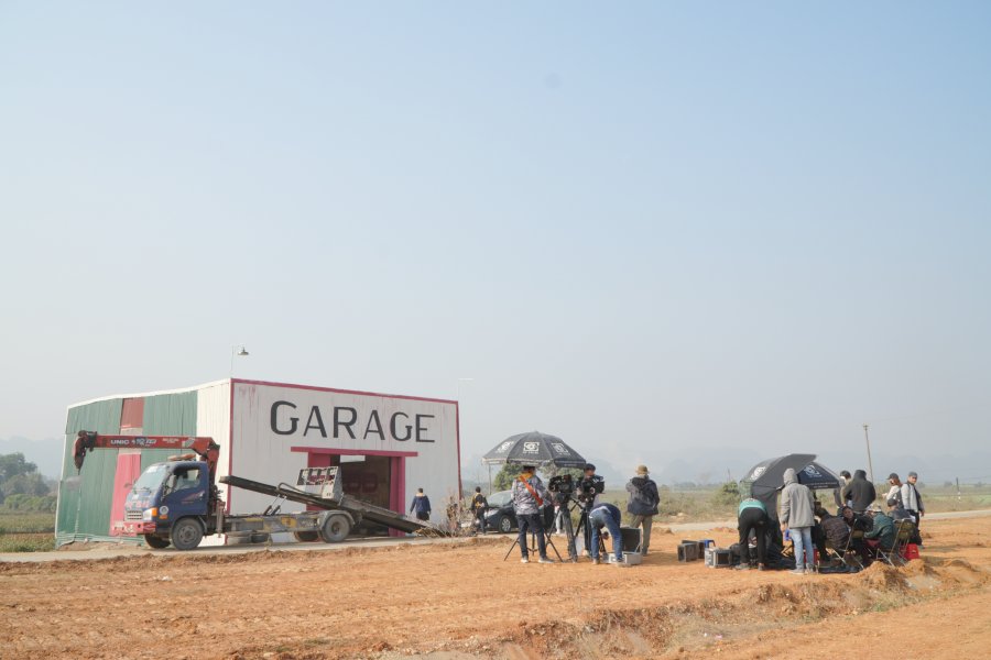 Đoàn phim dựng garage trên thảo nguyên dứa
