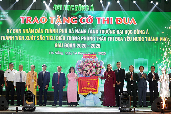 Trao cờ thi đua xuất sắc của UBND TP Đà Nẵng cho tgruwowngf ĐH Đông Á.