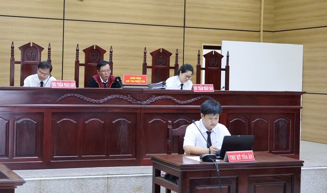 +ảnh 2: Hội đồng xét xử vụ án hút trộm 150.000 m3 cát.