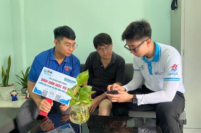 Đội hình "Chuyển đổi số cộng đồng" hướng dẫn người dân cài đặt và sử dụng các ứng dụng số thiết yếu. Ảnh: Báo Quân đội nhân dân.