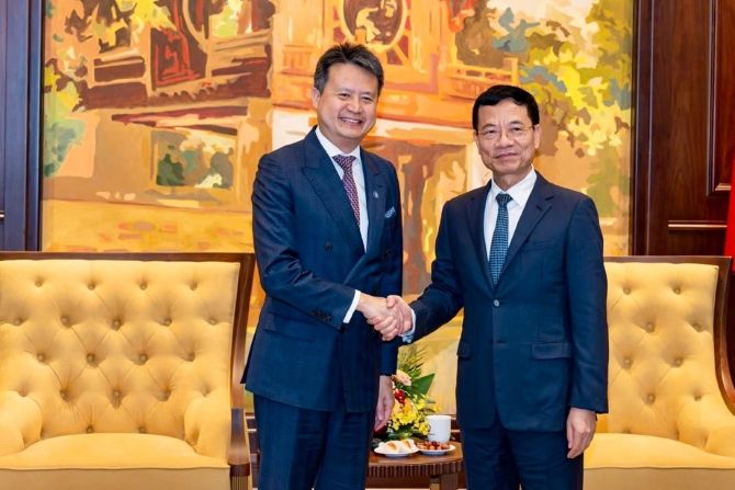 Bộ trưởng Nguyễn Mạnh Hùng (phải) và Tổng giám đốc WIPO Daren Tang.