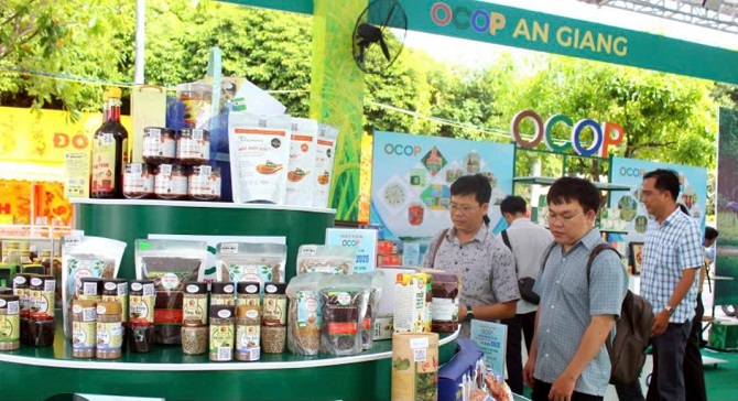 trưng bày quy mô 226 gian hàng