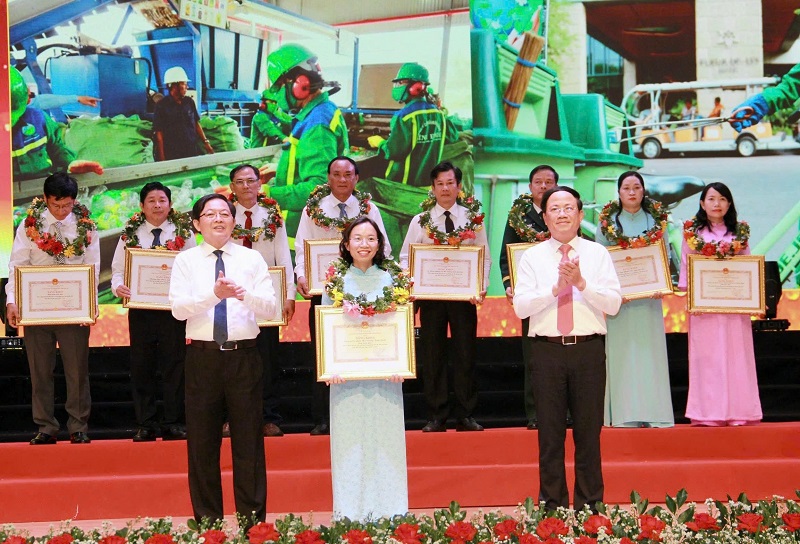 Bí thư Tỉnh ủy Gia Lai Hồ Quốc Dũng (bên trái) vả Chủ tịch UBND tỉnh Gia Lai Phạm Anh Tuấn tặng bằng khen và hoa chúc mừng các gương điển hình tiêu biểu.  