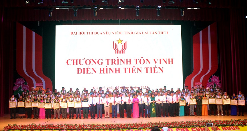 80 điển hình tiên tiến được tôn vinh.
