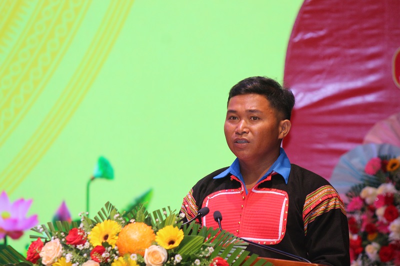 Anh Kpă Séo-Giám đốc Hợp tác xã Nông nghiệp và Dịch vụ thanh niên xã Đất Bằng (xã Phú Túc) phát biểu tham luận tại Đại hội.