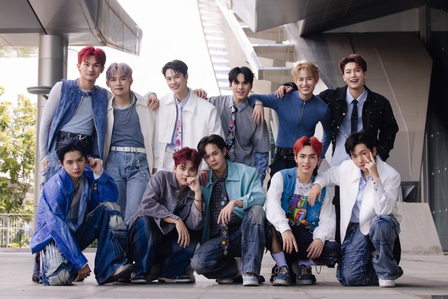 Một số hình ảnh của nhóm trong MV.