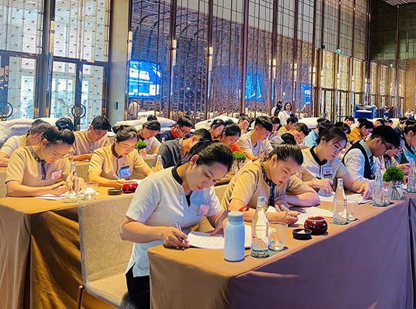 Các thí sinh dự thi phần lý thuyết.