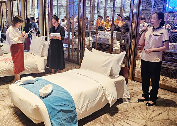 Thí sinh thuyết minh với Ban giám khảo về sản phẩm dự thi.