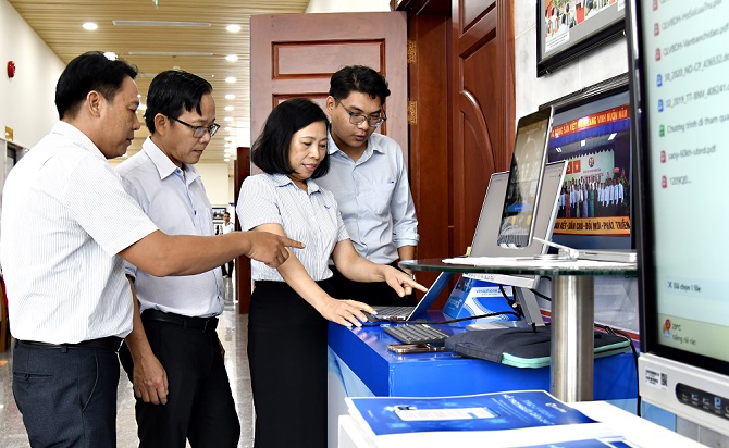 Tỉnh Cà Mau đã ký kết các thỏa thuận hợp tác chiến lược với những tập đoàn công nghệ lớn như VNPT và Viettel trong giai đoạn 2025 - 2030, để hỗ trợ doanh nghiệp ứng dụng công nghệ vào sản xuất, kinh doanh.