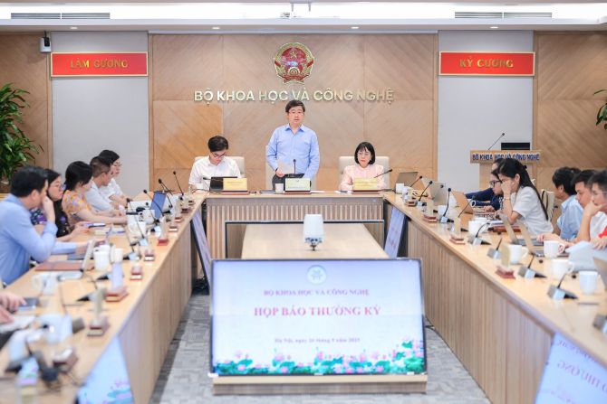 Quang cảnh buổi họp báo.