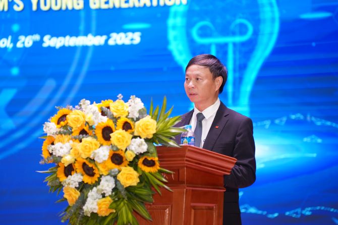 Thứ trưởng Bộ Khoa học và Công nghệ Hoàng Minh phát biểu tại tọa đàm.