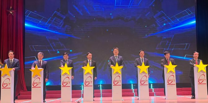 Nghi thức ấn nút ra mắt Liên minh hợp tác sở hữu trí tuệ và đổi mới sáng tạo.