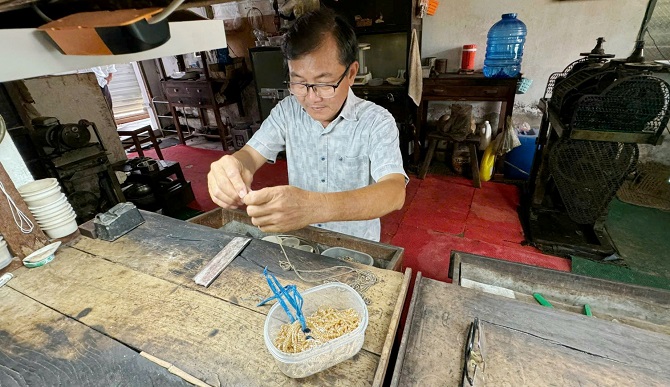 +ảnh 1: Ông Trần Văn Bên đang miệt mài cải tiến mẫu mã nhằm đáp ứng thị hiếu.