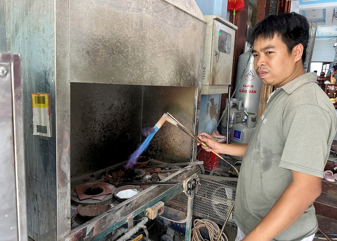 +ảnh 2: Anh Trần Văn Đức đang tạo khuôn mẫu làm kim hoàn cho một khách hàng vừa đặt.