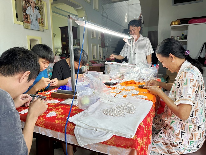 +ảnh 3: Ông Trịnh Hoàng Long với lớp dạy nghề cho thanh niên trong vùng.