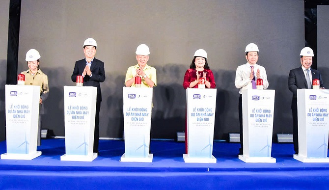 Lãnh đạo tỉnh và nhà đầu tư thực hiện nghi thức khởi động, mở ra động lực mới cho kinh tế Vĩnh Long ( Ảnh 1)