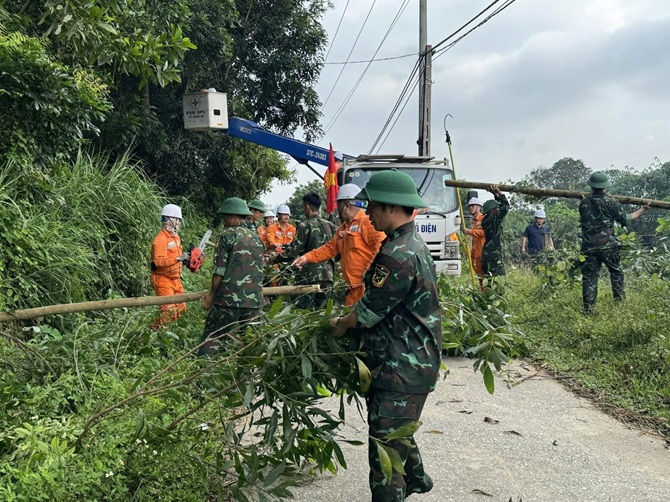 Công ty Điện lực Nghệ An phối hợp với lực lượng quân đội phát quang hành lang lưới điện trước khi bão đổ bộ