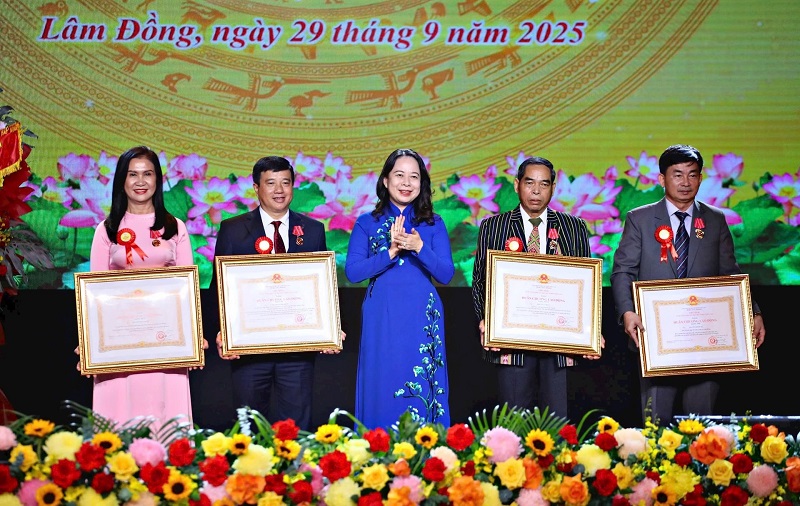 Phó Chủ tịch nước, Phó Chủ tịch thứ nhất Hội đồng Thi đua, Khen thưởng Trung ương Võ Thị Ánh Xuân trao tặng Huân chương Lao động hạng Nhất, Nhì, Ba cho các cá nhân