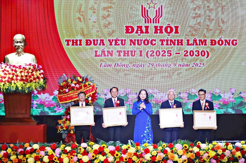 Chủ tịch Hiệp hội Doanh nghiệp tỉnh Lâm Đồng (thứ 2 từ phải sang), Giám đốc Công tu cổ phần Viên Sơn (ngoài cùng bên phải) nhận Huân Chương Lao động hạng Ba của Chủ tịch nước.