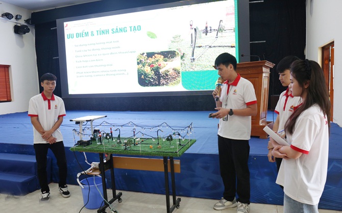 Nhóm tác giả đến từ Trường Cao đẳng Công nghiệp Bắc Ninh trình bày dự án “Green soul - Plant care technology”