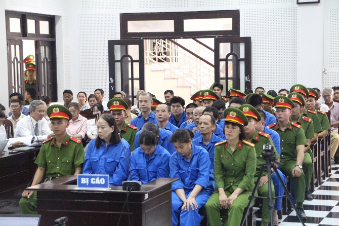 +ảnh 1: Các bị cao tại tòa.