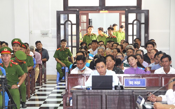 +ảnh 2: An ninh tại khu vực tòa được thắt chặt.