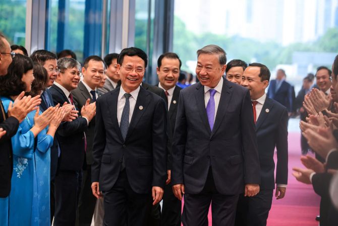 Tổng Bí thư Tô Lâm và Bộ trưởng Bộ Khoa học và Công nghệ Nguyễn Mạnh Hùng tại lễ kỷ niệm tham dự lễ kỷ niệm 80 năm ngành Bưu chính Viễn thông, 66 năm ngành Khoa học và Công nghệ 