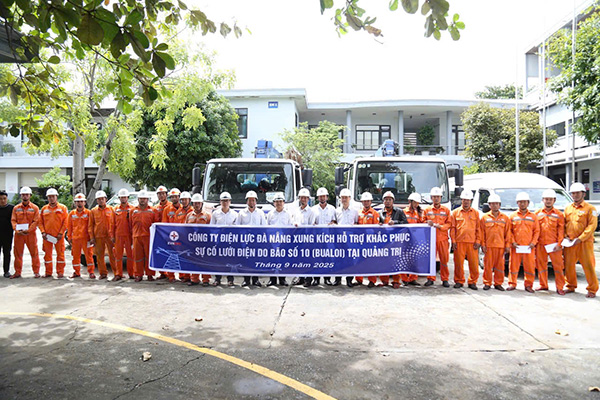 Công ty Điện lực Đà Nẵng cử 50 nhân lực hỗ trợ Quảng Trị sớm khôi phục cấp điện sau bão số 10.