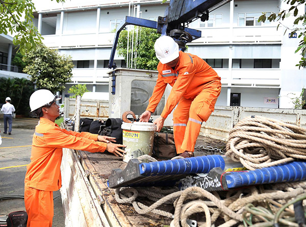 Các nhân lực được huy động hỗ trợ Quảng Trị, Hà Tĩnh khôi phục cấp điện sau bão số 10 khẩn trương lên đường làm nhiệm vụ.
