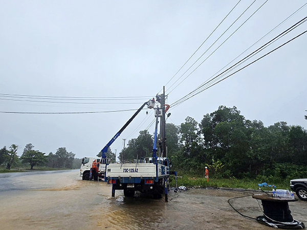 Công nhân Công ty Điện lực Quảng Trị tập trung phương tiện, nhân lực khắc phục hậu quả bão số 10.